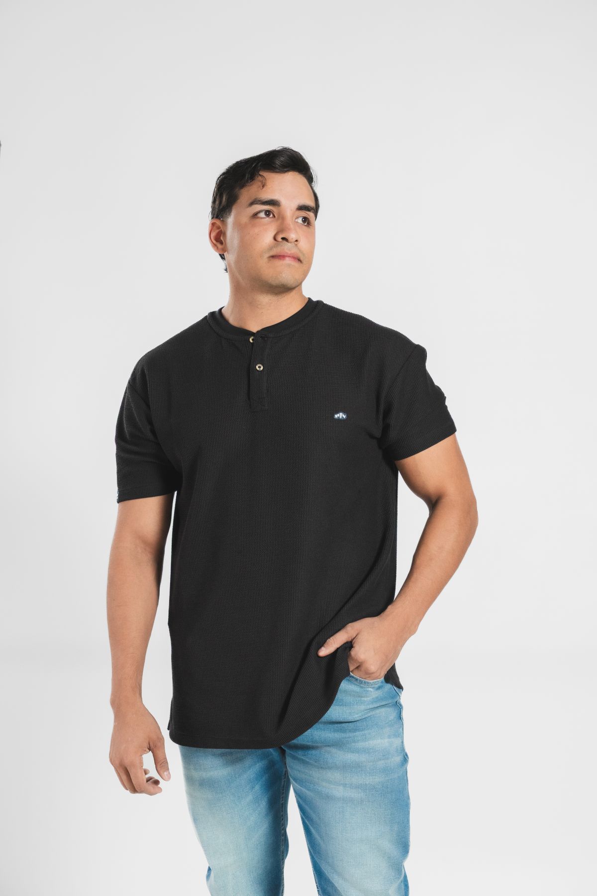 Camiseta con cuello Henley